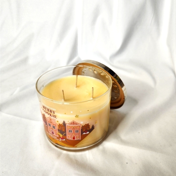 Bath & Body Works Merry Cookie 3 Wick - Picture 2 of 4